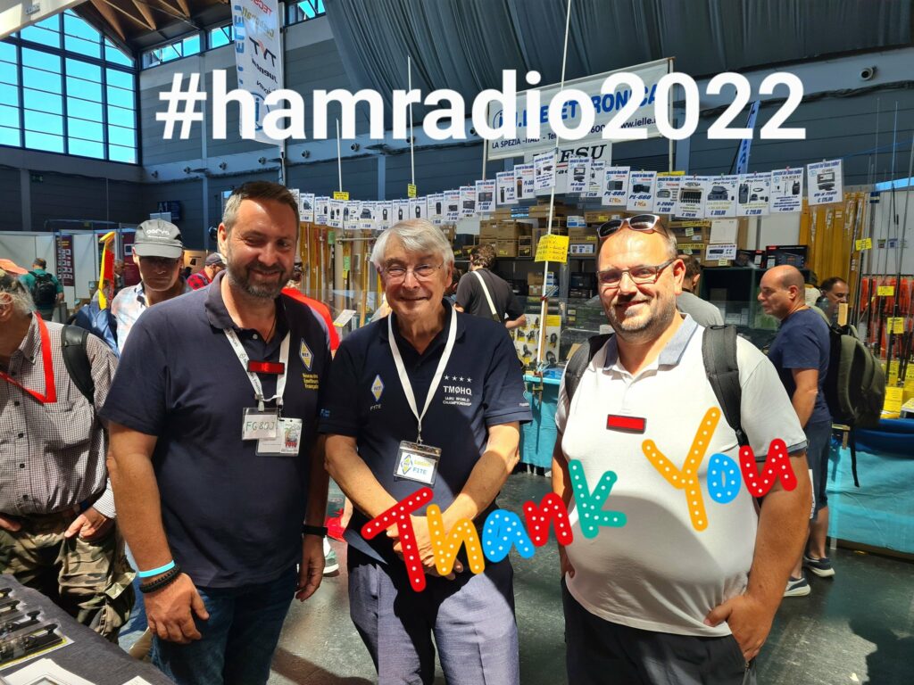 Photo souvenir de HAMRRADIO 2022 avec FG9OJ, F1TE et F4IZC au milieu des stands.
